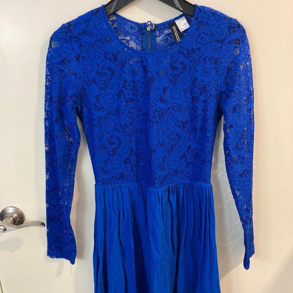 Long-sleeved blue dress